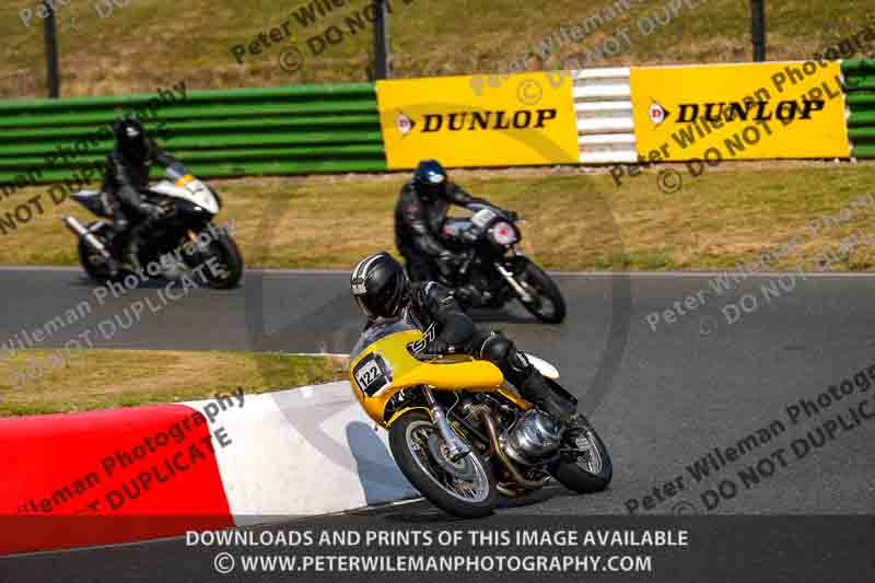 Vintage motorcycle club;eventdigitalimages;mallory park;mallory park trackday photographs;no limits trackdays;peter wileman photography;trackday digital images;trackday photos;vmcc festival 1000 bikes photographs